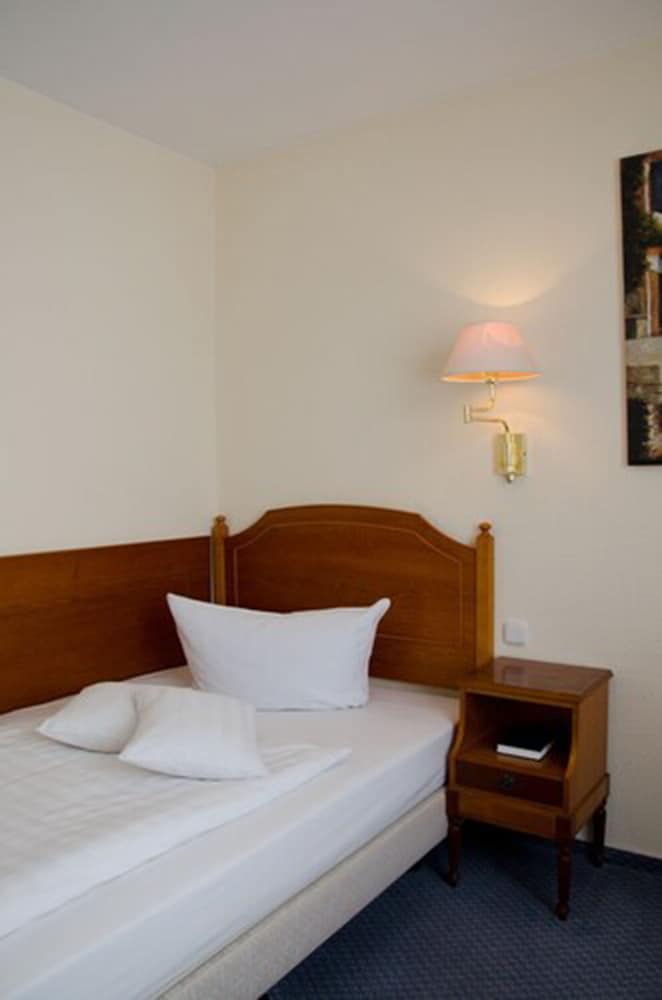 Habitación Estándar con cama individual del hotel Mercure Plaza Magdeburg. Foto 1