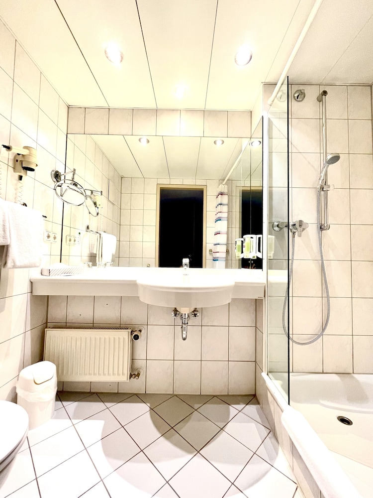 Habitación Estándar con cama doble del hotel Mercure Plaza Magdeburg. Foto 5