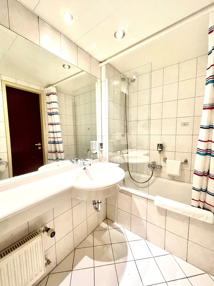 Habitación Superior con 1 cama doble del hotel Mercure Plaza Magdeburg. Foto 5