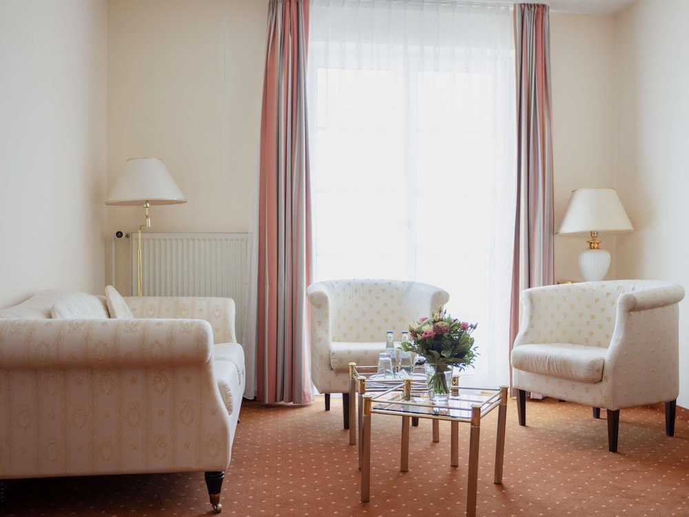 Suite Privilege con cama doble y en algunos casos con sofá, con bañera del hotel Mercure Plaza Magdeburg