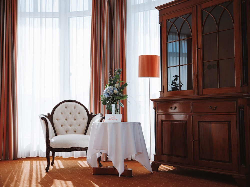 Suite Privilege con cama doble y en algunos casos con sofá, con bañera del hotel Mercure Plaza Magdeburg. Foto 1