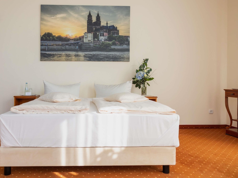 Suite Privilege con cama doble y en algunos casos con sofá, con bañera del hotel Mercure Plaza Magdeburg. Foto 2