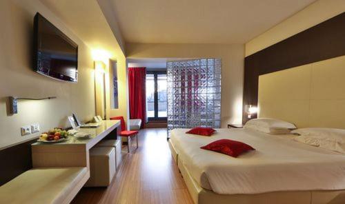 Suite con bañera de hidromasaje y terraza privada - cama extragrande - No fumadores del hotel Best Western Plus Galileo Padova. Foto 4