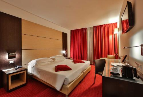 Habitación Confort con cama grande y cama individual adicional del hotel Best Western Plus Galileo Padova. Foto 3