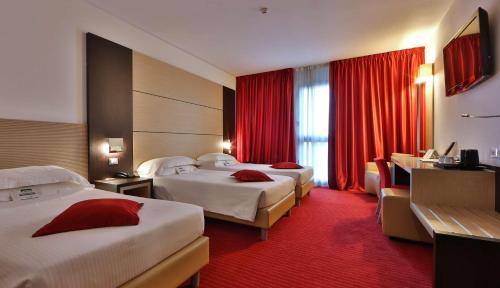 Habitación Confort con cama grande y cama individual adicional del hotel Best Western Plus Galileo Padova. Foto 6