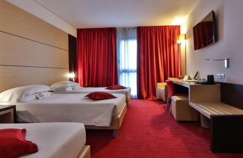 Habitación Familiar - 1 cama grande y 2 camas individuales del hotel Best Western Plus Galileo Padova. Foto 11
