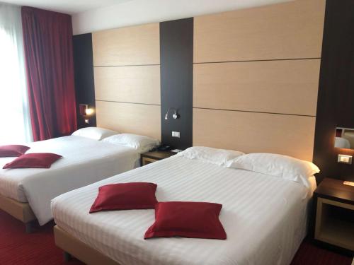 Habitación Cuádruple Confort - 2 camas grandes del hotel Best Western Plus Galileo Padova. Foto 5
