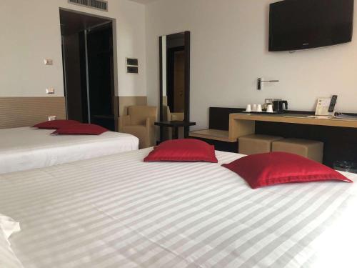 Habitación Cuádruple Confort - 2 camas grandes del hotel Best Western Plus Galileo Padova. Foto 11