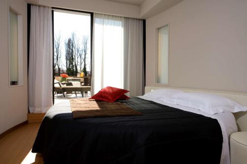 Suite con bañera de hidromasaje y terraza privada - cama extragrande - No fumadores del hotel Best Western Plus Galileo Padova. Foto 9