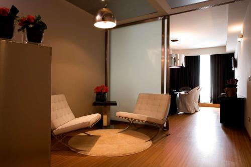 Suite con bañera de hidromasaje y terraza privada - cama extragrande - No fumadores del hotel Best Western Plus Galileo Padova. Foto 10