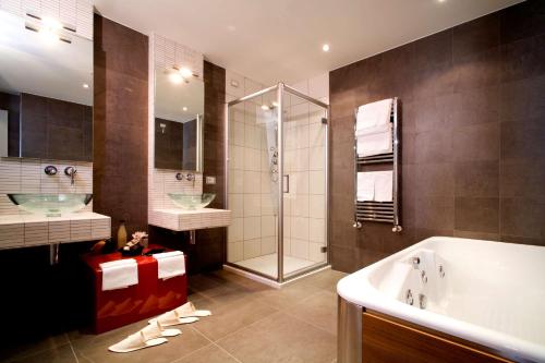 Suite con bañera de hidromasaje y terraza privada - cama extragrande - No fumadores del hotel Best Western Plus Galileo Padova. Foto 12