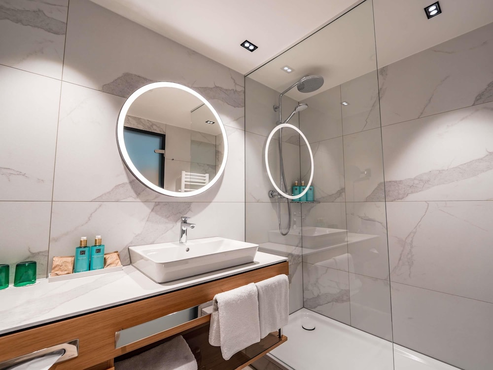 Habitación ejecutiva con 1 cama queen - size del hotel Novotel Karlsruhe City. Foto 3