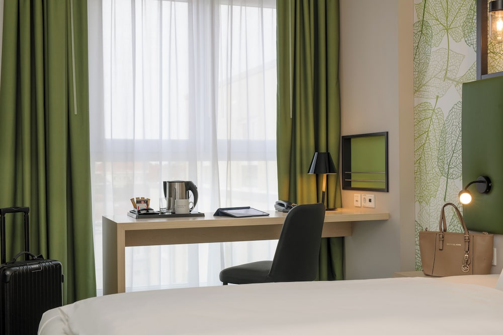 Habitación Standard con cama de matrimonio del hotel Mercure Hannover Mitte. Foto 1