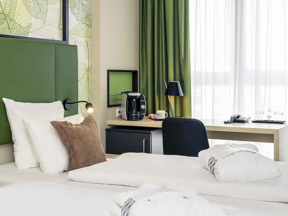 Habitación Privilege con cama de matrimonio y sillón del hotel Mercure Hannover Mitte. Foto 5