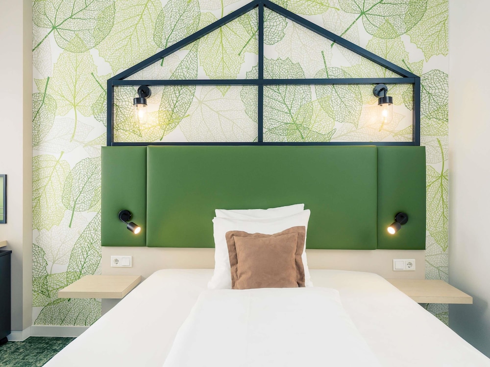 Habitación Privilege con cama de matrimonio y sillón del hotel Mercure Hannover Mitte. Foto 8