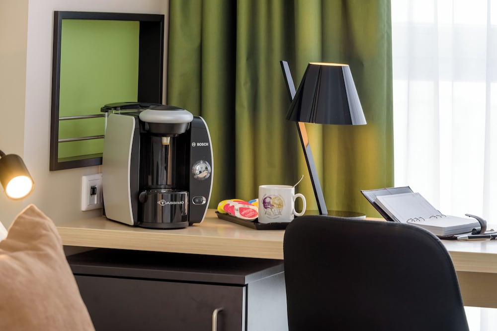Habitación Privilege con 2 camas individuales y sillón del hotel Mercure Hannover Mitte. Foto 2