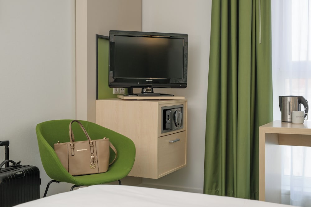 Habitación Privilege con 2 camas individuales y sillón del hotel Mercure Hannover Mitte. Foto 3
