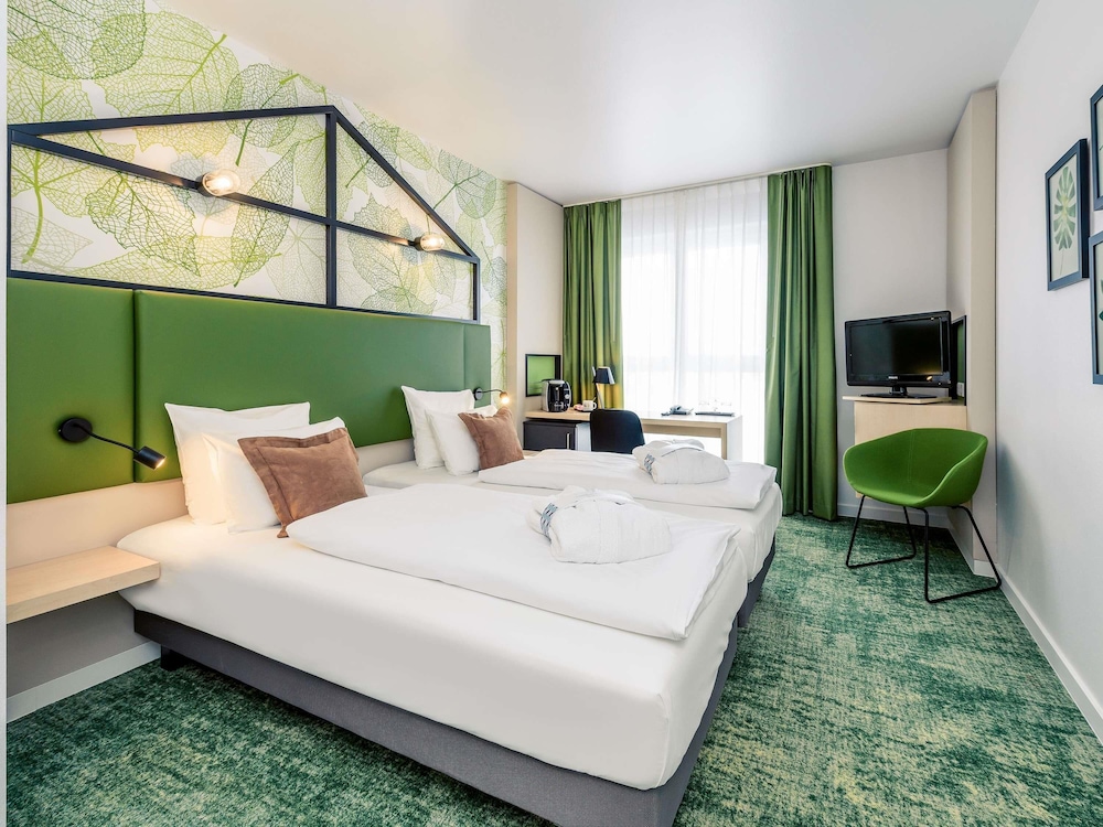 Habitación Privilege con 2 camas individuales y sillón del hotel Mercure Hannover Mitte. Foto 6