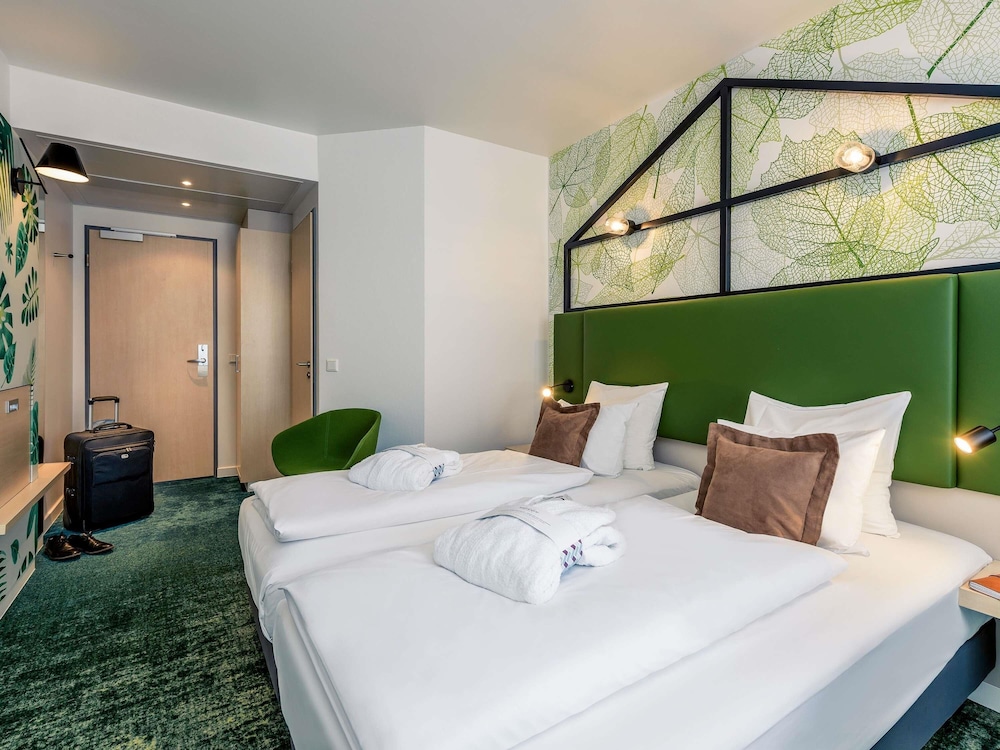 Habitación Privilege con 2 camas individuales y sillón del hotel Mercure Hannover Mitte. Foto 7