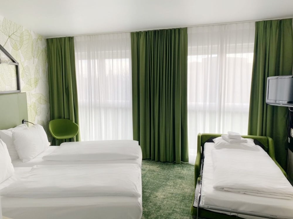 1 cama de matrimonio + 1 cama individual - Habitación Standard del hotel Mercure Hannover Mitte. Foto 1