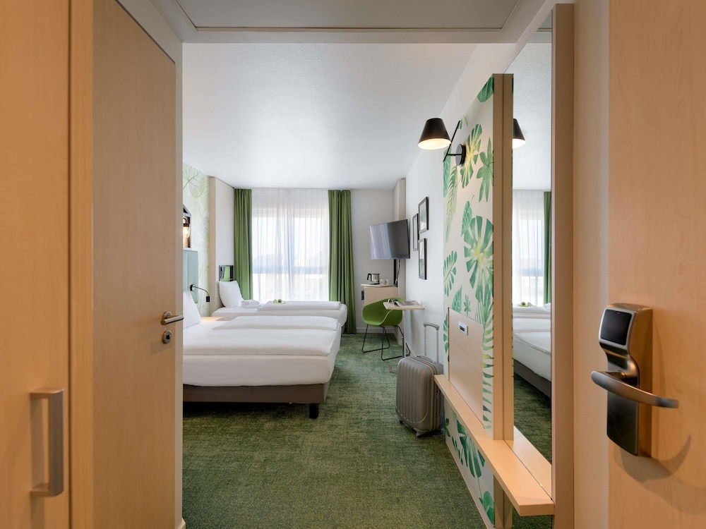 1 cama de matrimonio + 1 cama individual - Habitación Standard del hotel Mercure Hannover Mitte. Foto 5