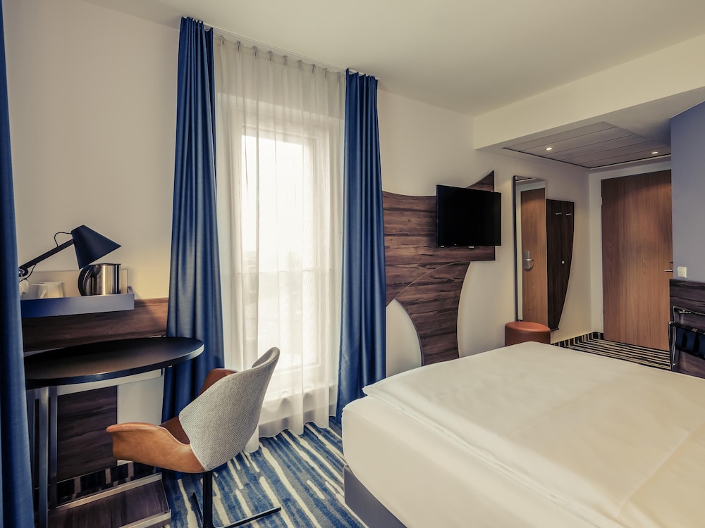 Habitación estándar con cama queen size del hotel Mercure Hamburg Mitte. Foto 4
