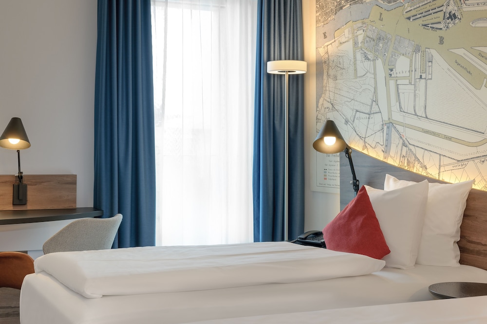 Habitación estándar con 2 camas individuales del hotel Mercure Hamburg Mitte. Foto 2