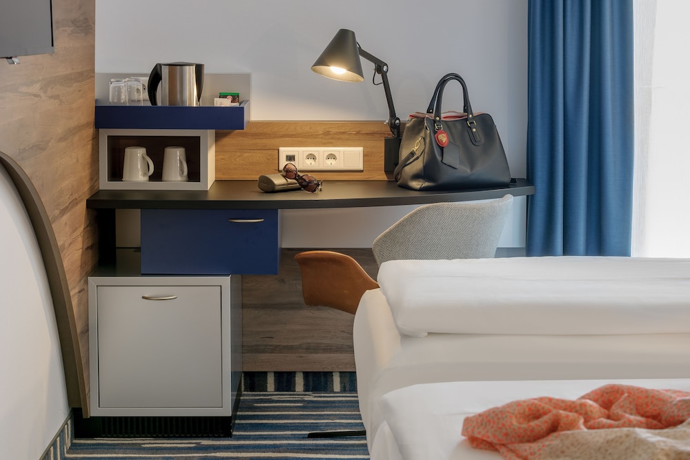 Habitación estándar con 2 camas individuales del hotel Mercure Hamburg Mitte. Foto 3