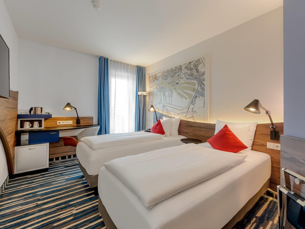 Habitación estándar con 2 camas individuales del hotel Mercure Hamburg Mitte. Foto 4