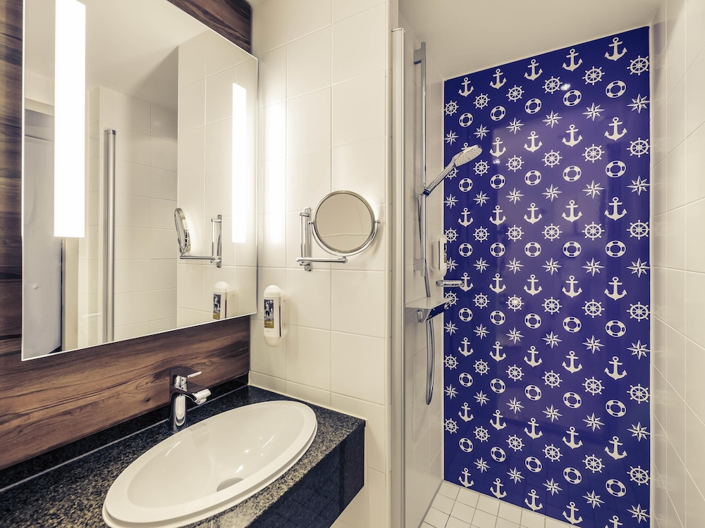 Habitación estándar con 2 camas individuales del hotel Mercure Hamburg Mitte. Foto 7