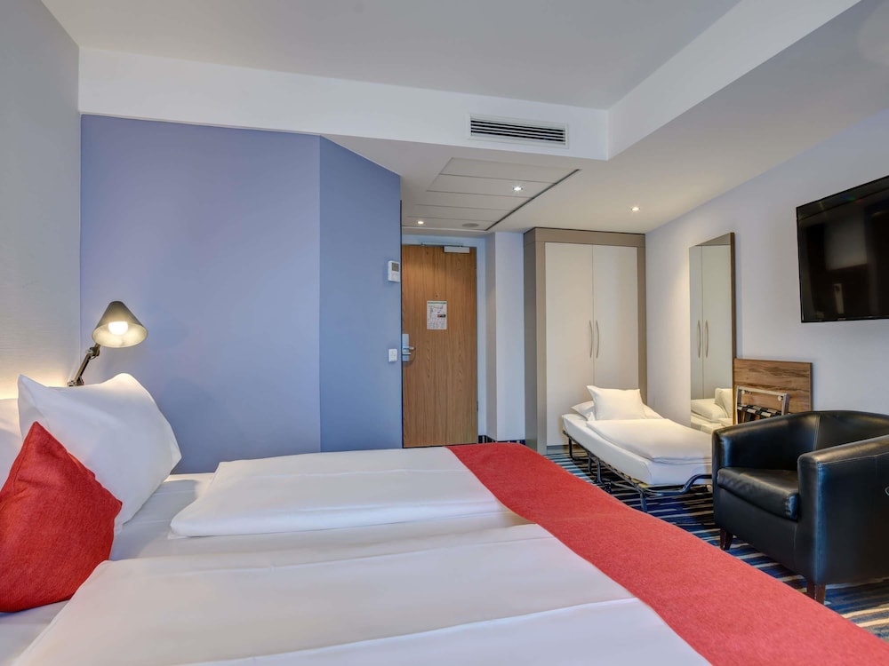 Habitación privilegiada con cama king size, entorno de patio del hotel Mercure Hamburg Mitte. Foto 3