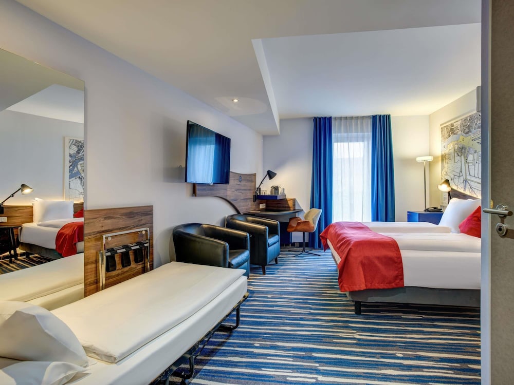 Habitación privilegiada con cama king size, entorno de patio del hotel Mercure Hamburg Mitte. Foto 4