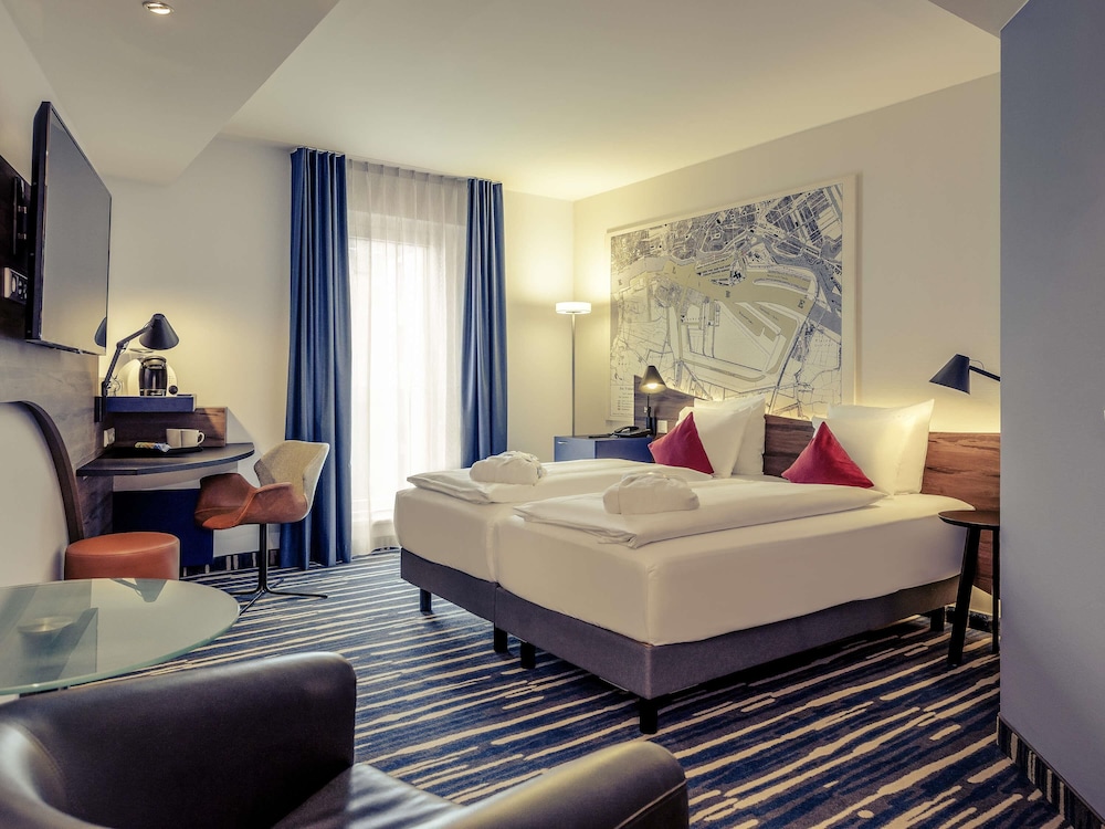 Habitación privilegiada con cama king size, entorno de patio del hotel Mercure Hamburg Mitte. Foto 6