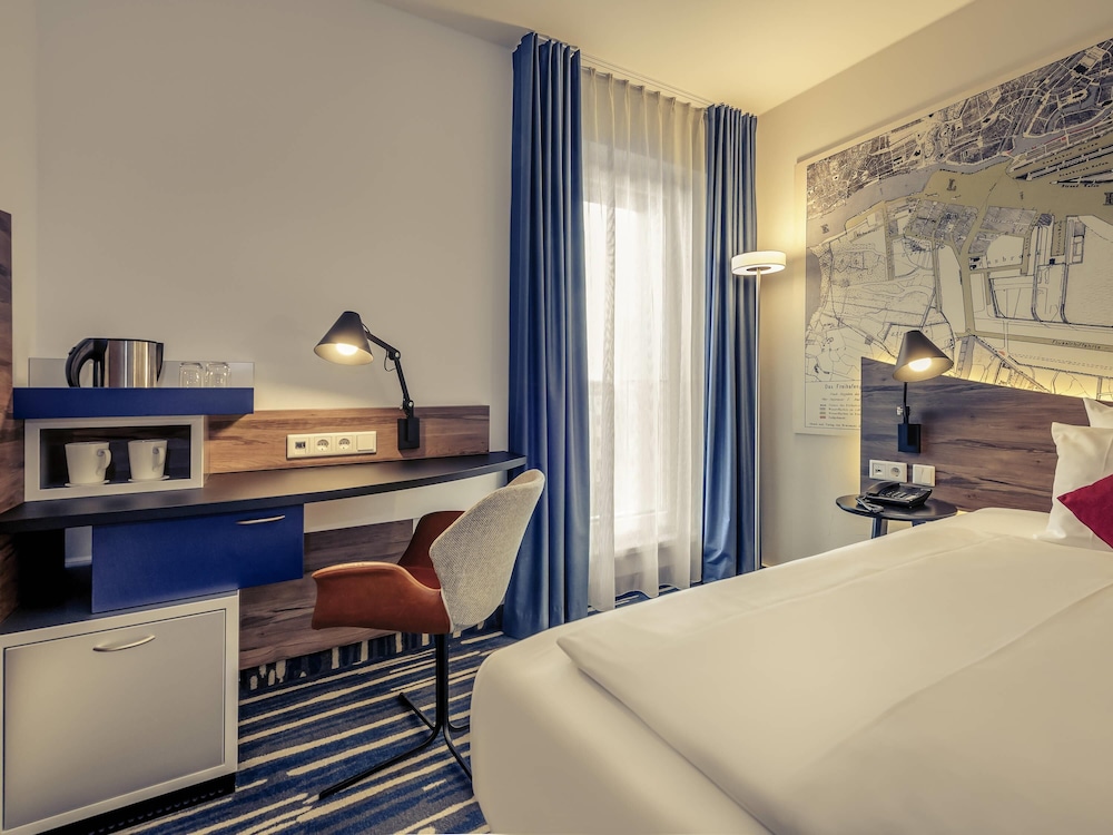 Habitación privilegiada con cama king size, entorno de patio del hotel Mercure Hamburg Mitte. Foto 7