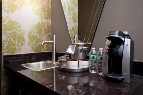 Habitación con cama extragrande y bañera de hidromasaje del hotel THE GIACOMO. Foto 1