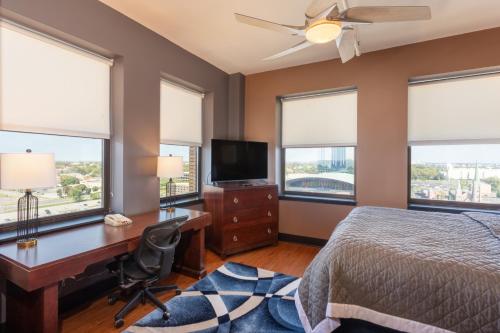 Efficiency King Suite with Two King Beds and Whirlpool - Non Smoking del hotel THE GIACOMO. Foto 1