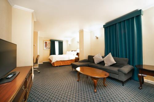 Habitación Superior con cama extragrande del hotel Stanford. Foto 4
