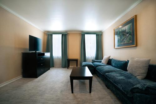 Habitación con 2 camas grandes del hotel Stanford. Foto 1