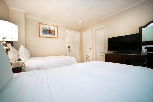 Habitación Doble Deluxe - 2 camas del hotel Stanford. Foto 3