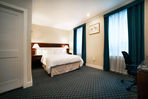 Habitación con cama grande del hotel Stanford. Foto 1