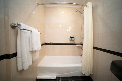 Habitación con 2 camas grandes - Adaptada para personas con discapacidad del hotel Stanford. Foto 4