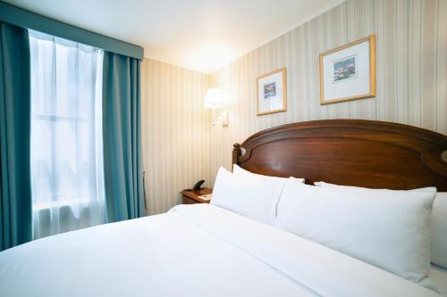Habitación Deluxe con cama extragrande del hotel Stanford. Foto 5