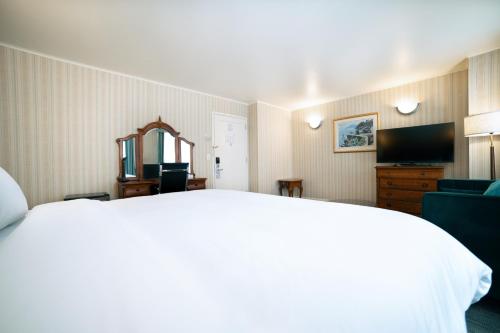 Habitación Deluxe con cama extragrande del hotel Stanford. Foto 7