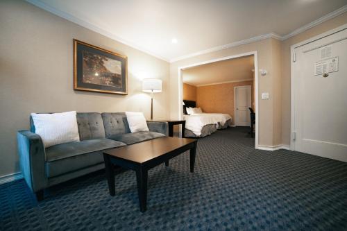 Habitación con 2 camas grandes del hotel Stanford