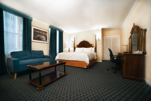 Habitación con cama extragrande. del hotel Stanford