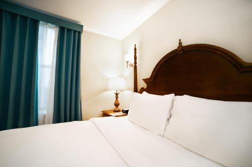 Habitación con cama extragrande. del hotel Stanford. Foto 1