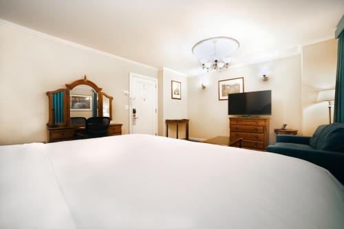 Habitación con cama extragrande. del hotel Stanford. Foto 2