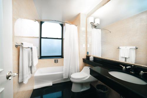 Habitación con cama extragrande. del hotel Stanford. Foto 3