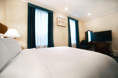 Habitación con cama grande del hotel Stanford