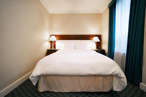 Habitación con cama grande del hotel Stanford. Foto 2